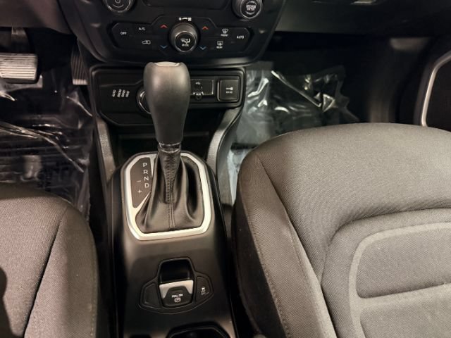 Used 2018 Jeep Renegade Latitude AWD/4WD image 34