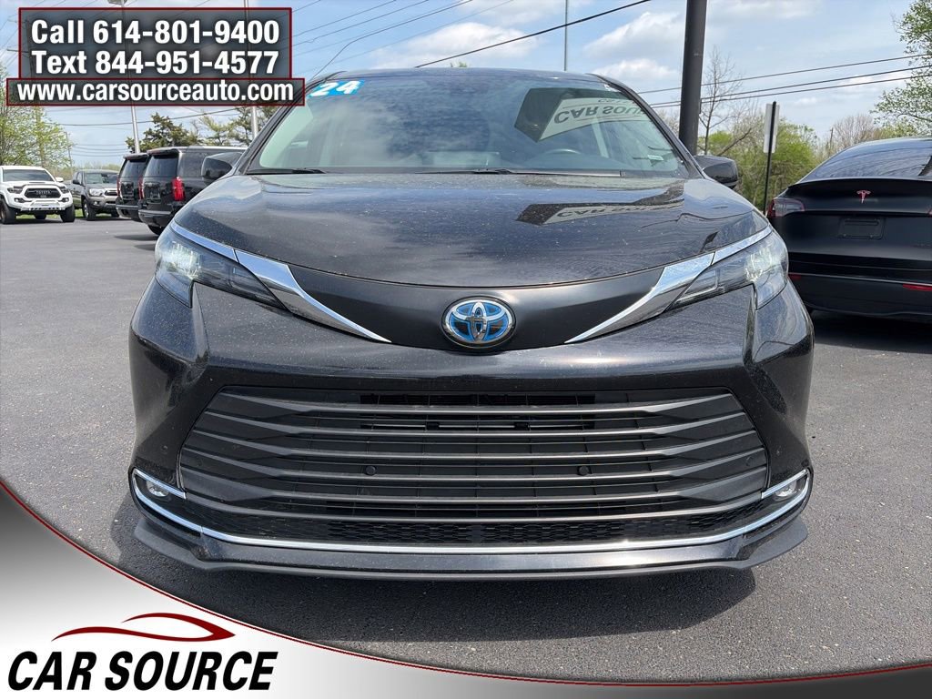 Used 2024 Toyota Sienna XLE FWD image 2
