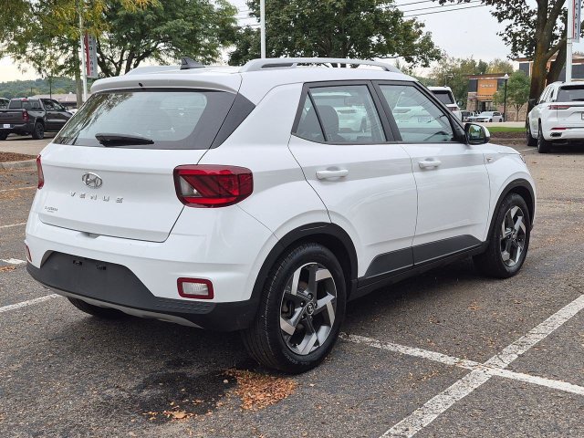 Used 2022 Hyundai Venue SEL FWD image 3