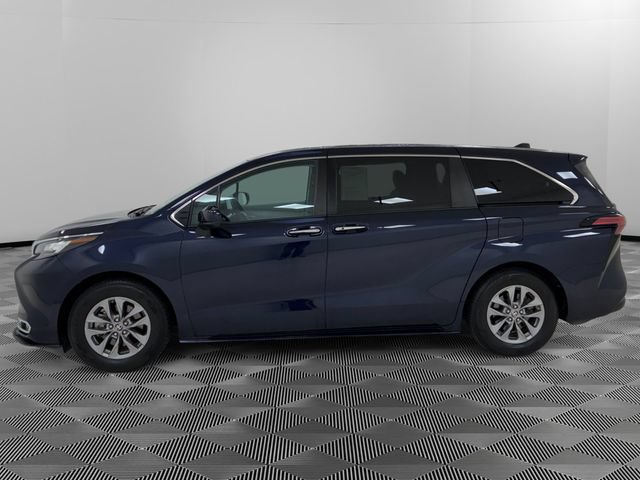 Used 2022 Toyota Sienna XLE FWD image 2