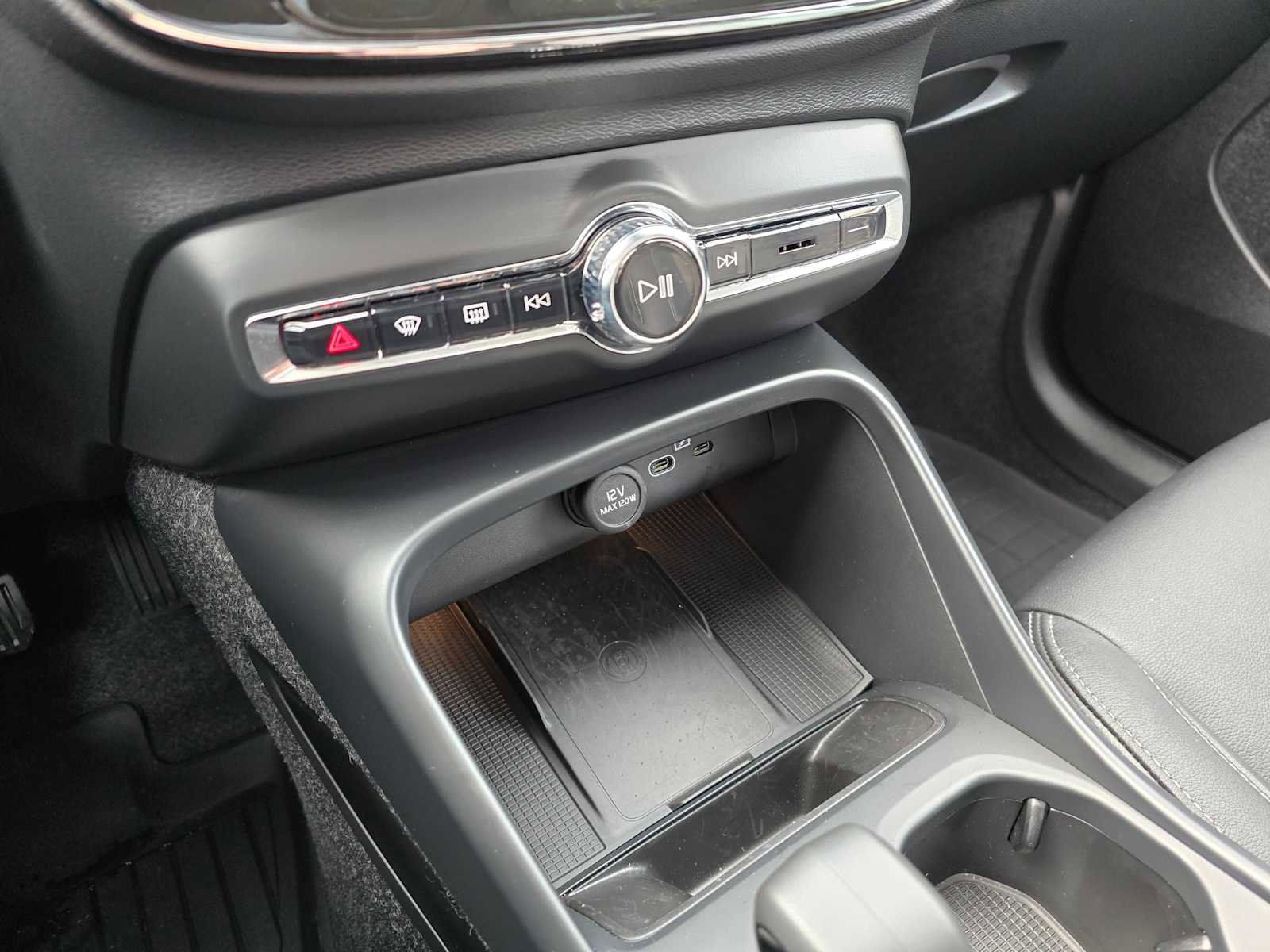 Certified 2025 Volvo XC40 B5 Core w/ Protection Package Premier image 32