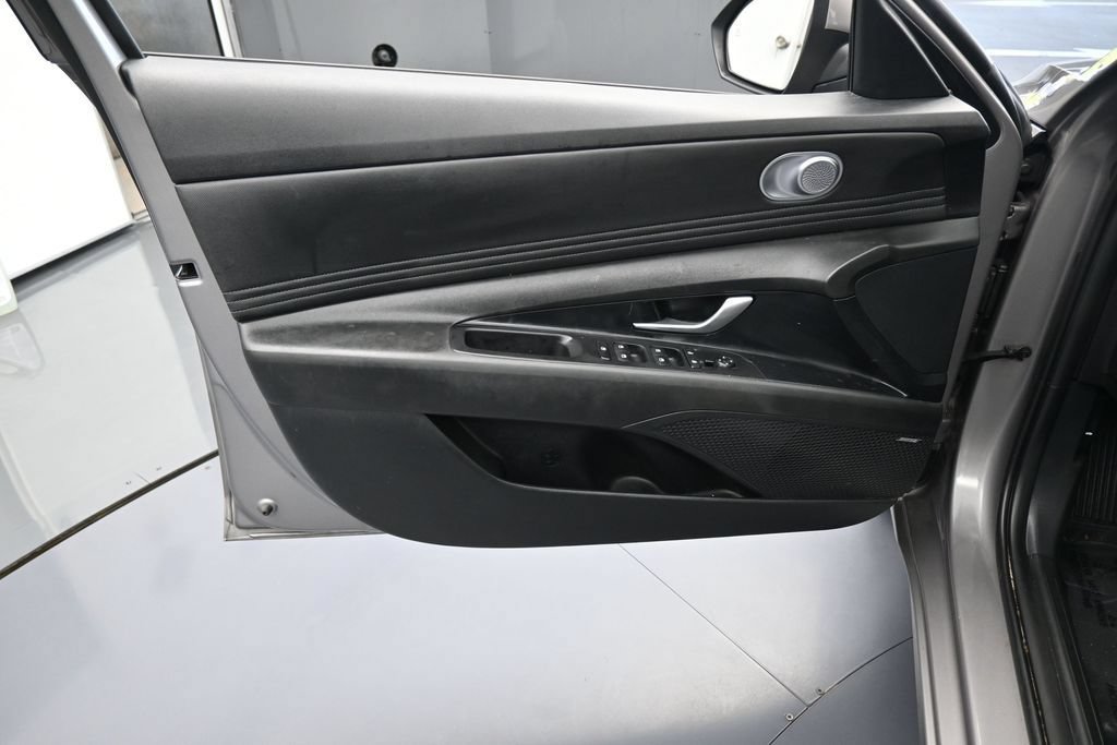 Used 2022 Hyundai Elantra Limited FWD image 14