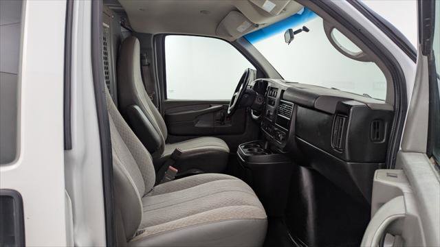 Used 2015 Chevrolet Express 3500 RWD image 17