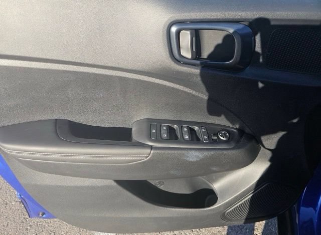 Used 2025 Hyundai Venue Limited FWD image 15