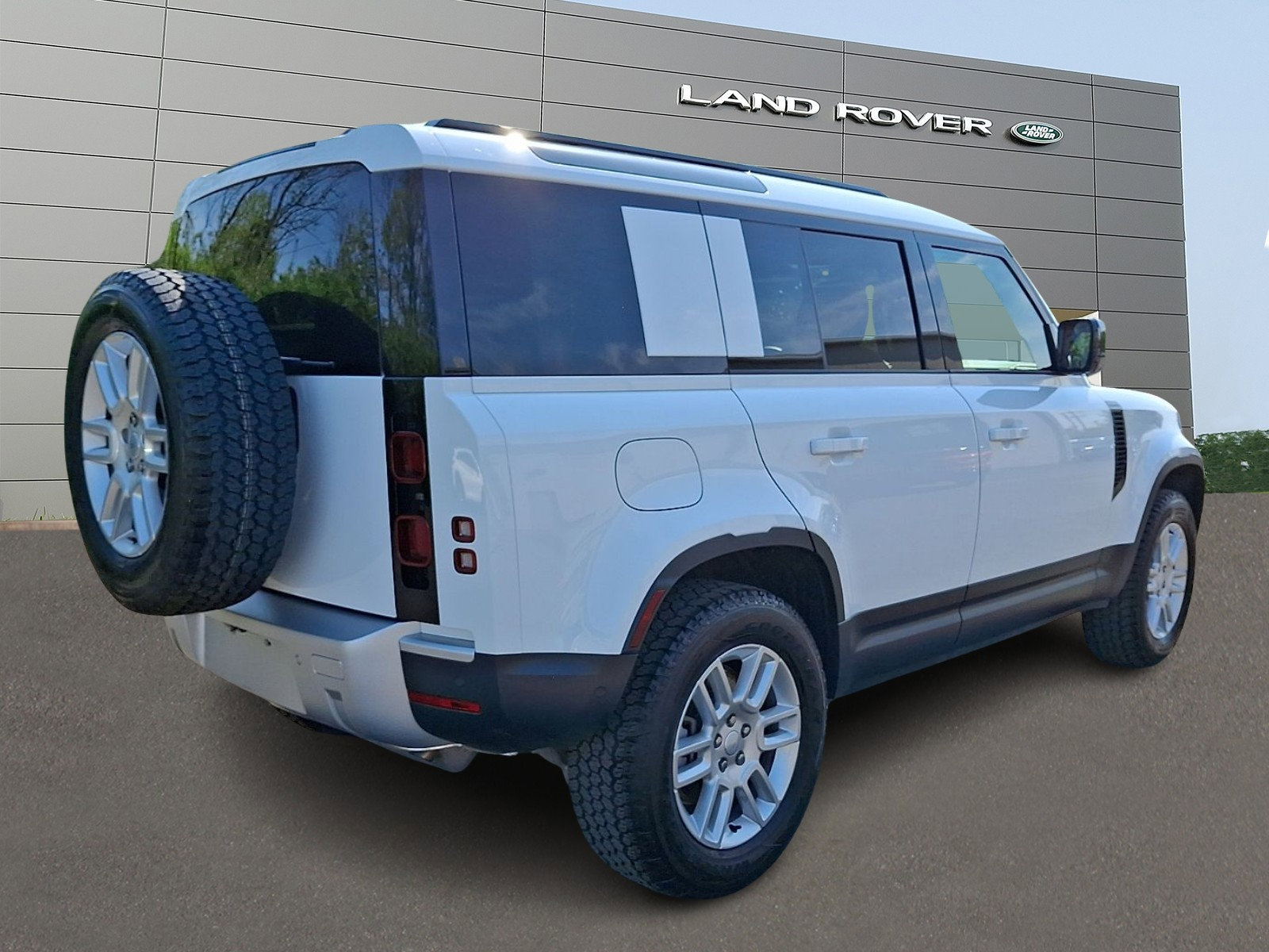 Used 2025 Land Rover Defender 110 S AWD/4WD image 2