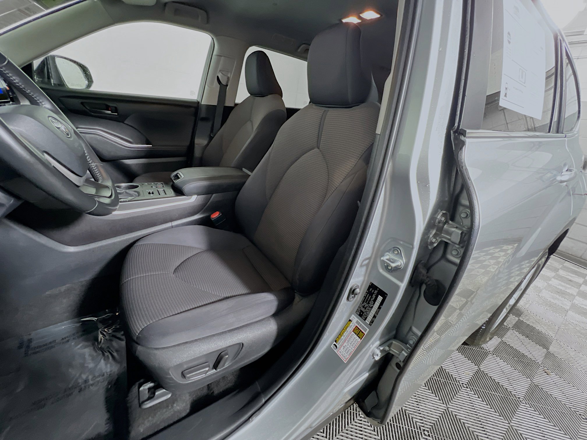Used 2024 Toyota Highlander LE AWD/4WD image 15