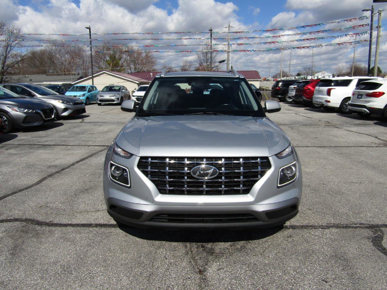 Used 2021 Hyundai Venue SEL w/ Premium Package FWD image 2