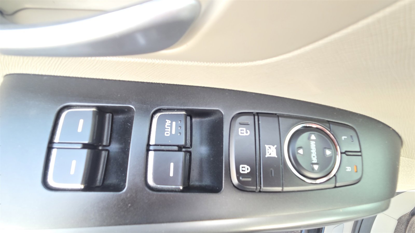 Used 2018 Kia Sedona L image 26