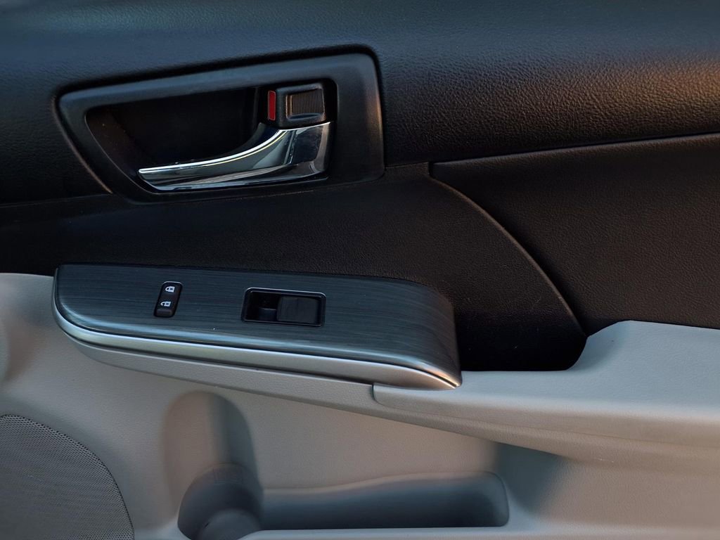 Used 2013 Toyota Camry LE image 24