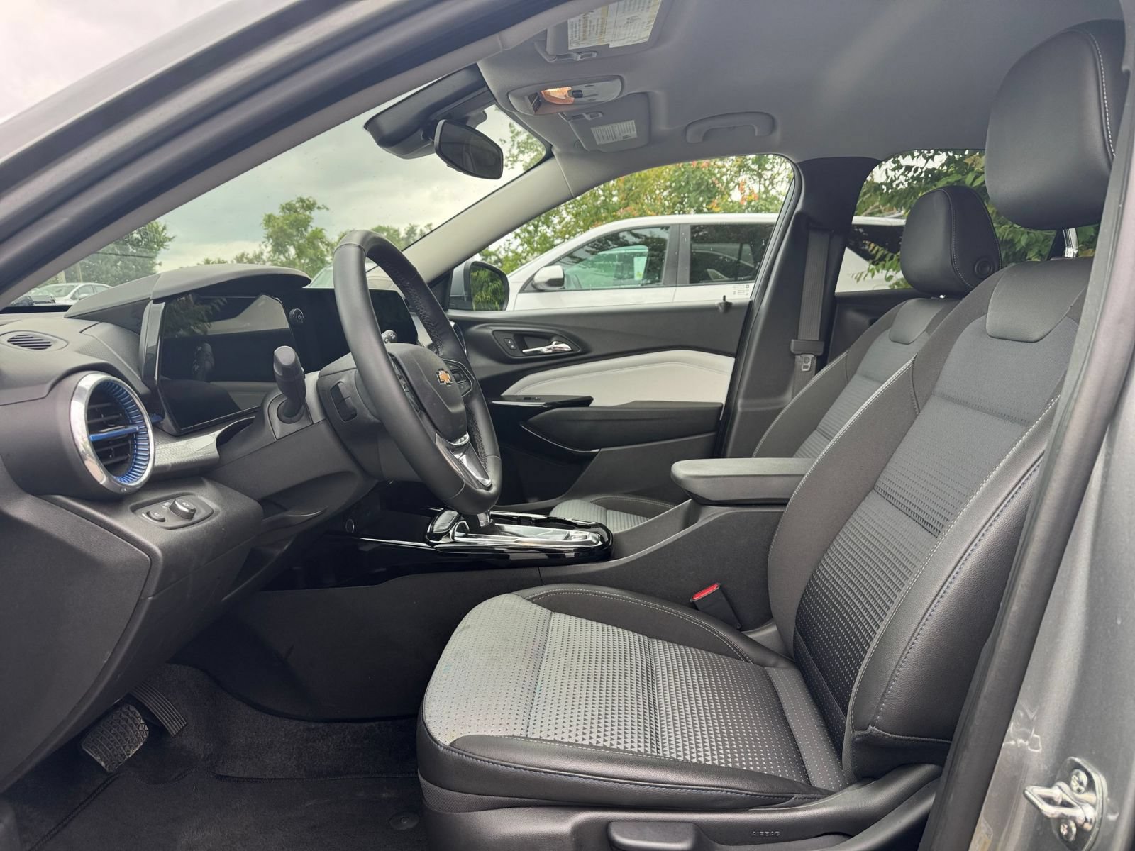 Used 2025 Chevrolet Trax LT w/ LT Convenience Package FWD image 25