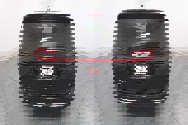 New 2026 Chrysler Pacifica Select image 4