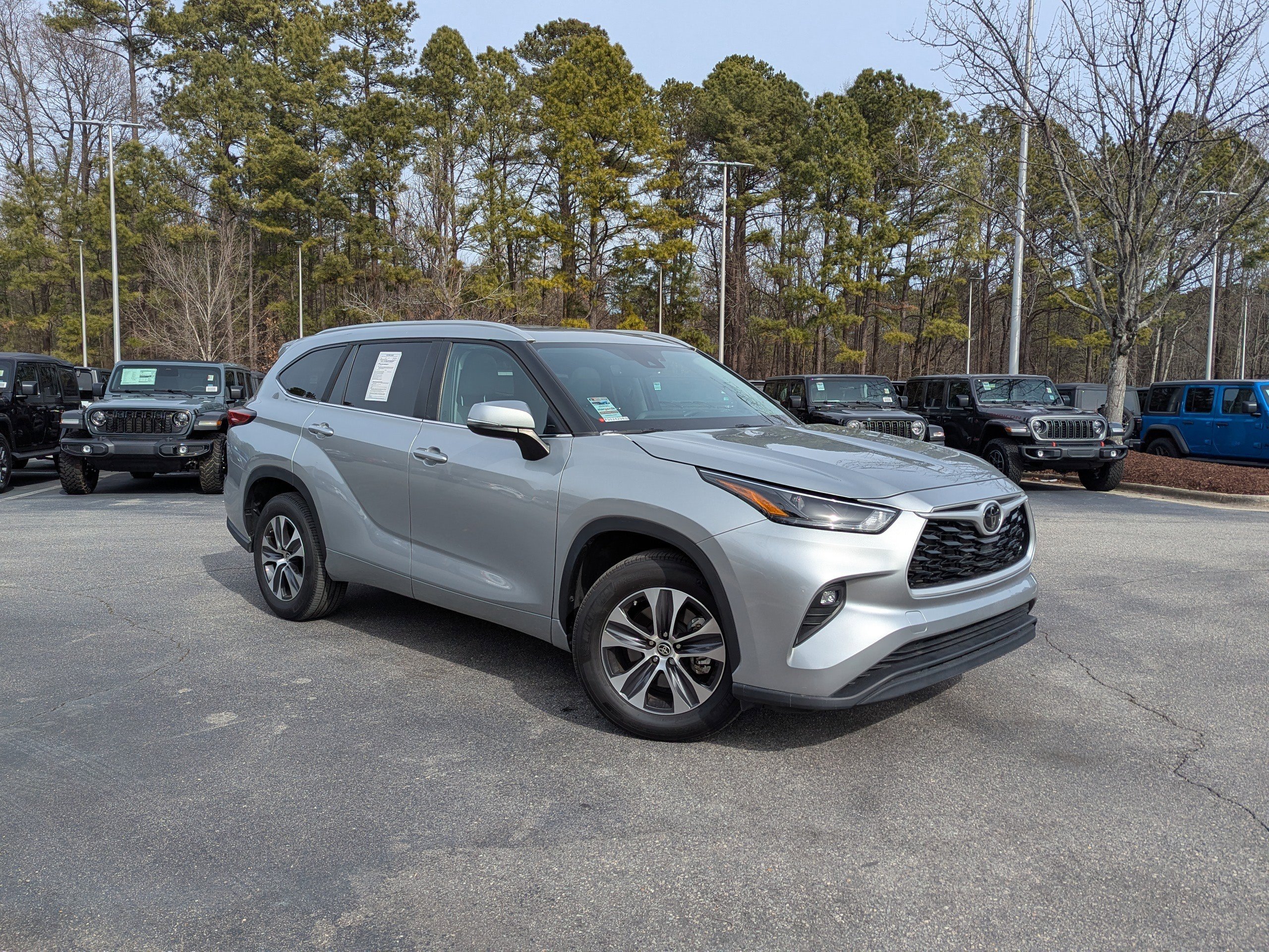 Used 2023 Toyota Highlander XLE image 3