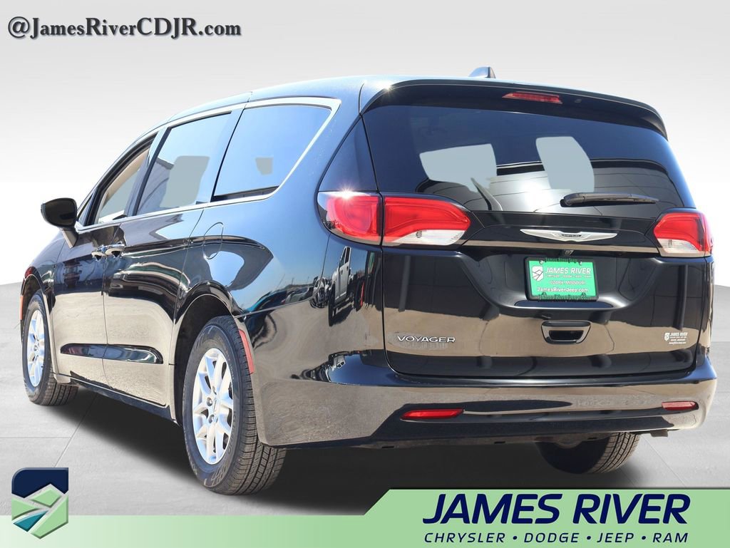 Used 2024 Chrysler Voyager LX image 3