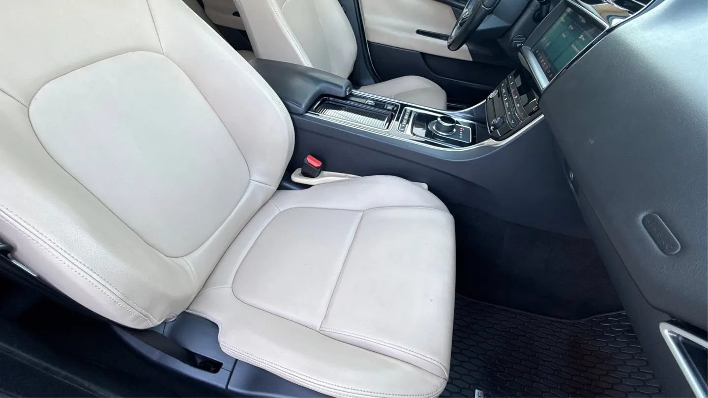 Used 2019 Jaguar XE Premium RWD image 15
