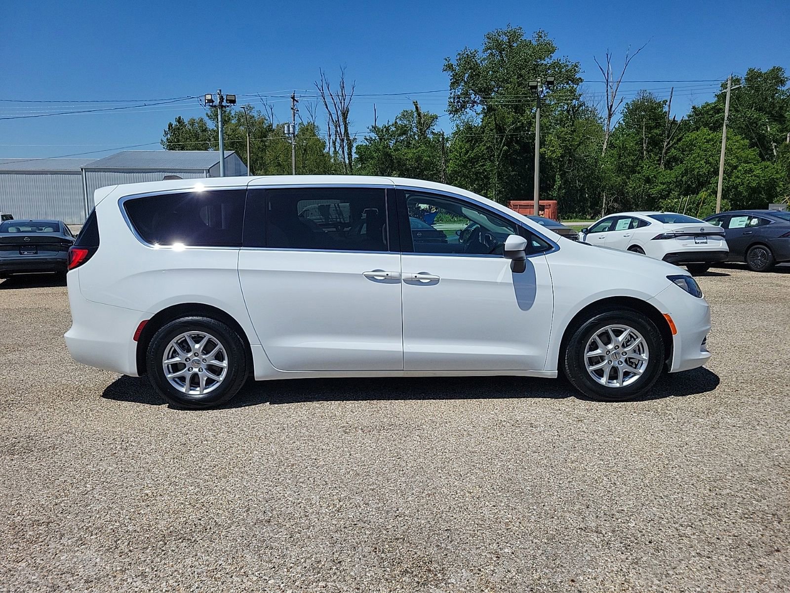 Used 2022 Chrysler Voyager LX FWD image 2