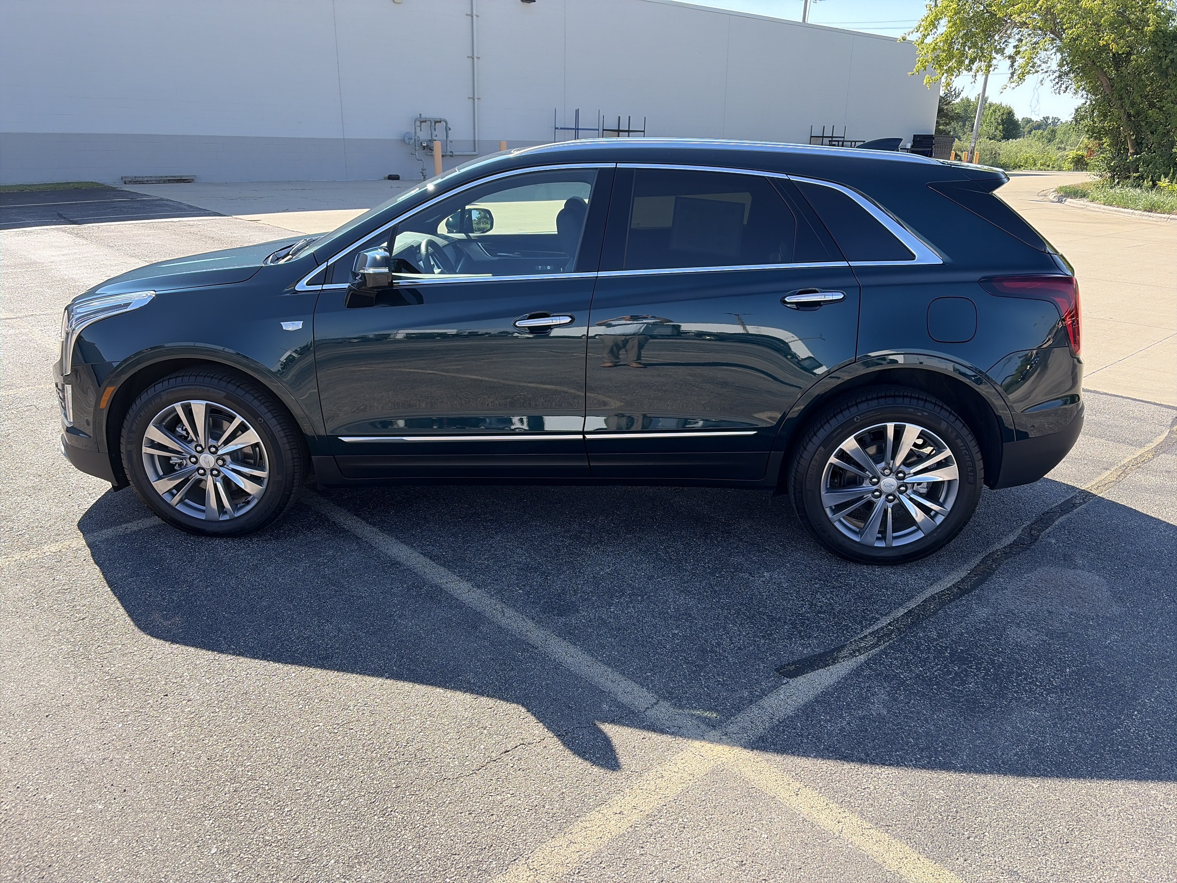 Used 2025 Cadillac XT5 Premium Luxury w/ Technology Package AWD/4WD image 3