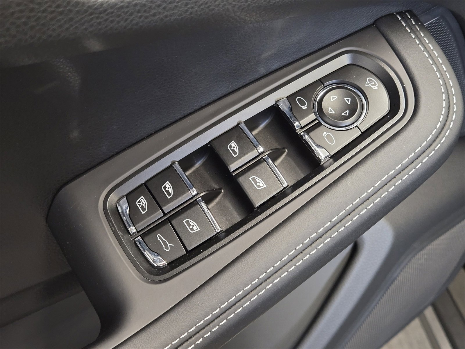 Certified 2025 Porsche Macan image 21