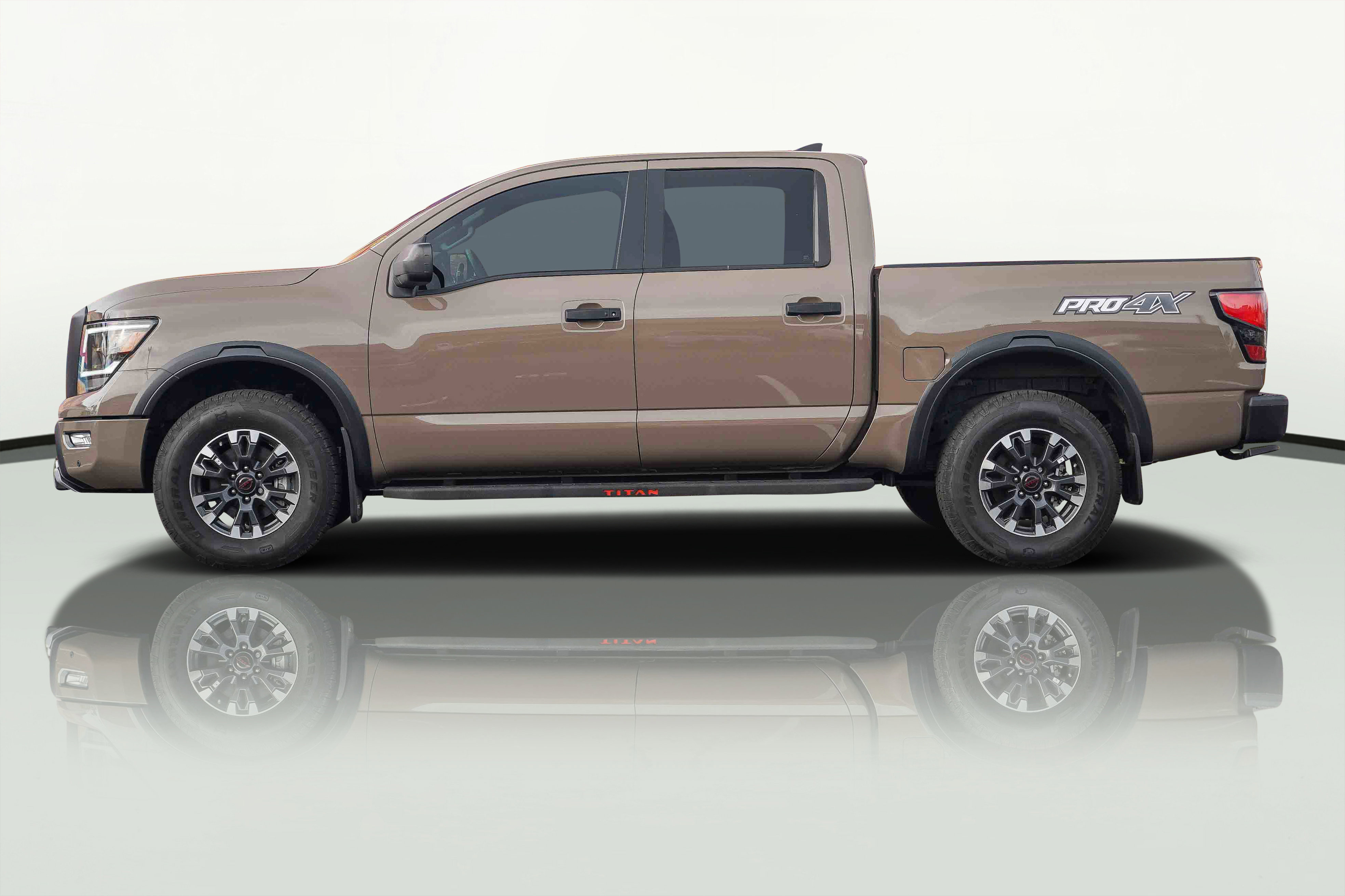 Used 2024 Nissan Titan PRO-4X w/ Pro-4x Utility Package image 9