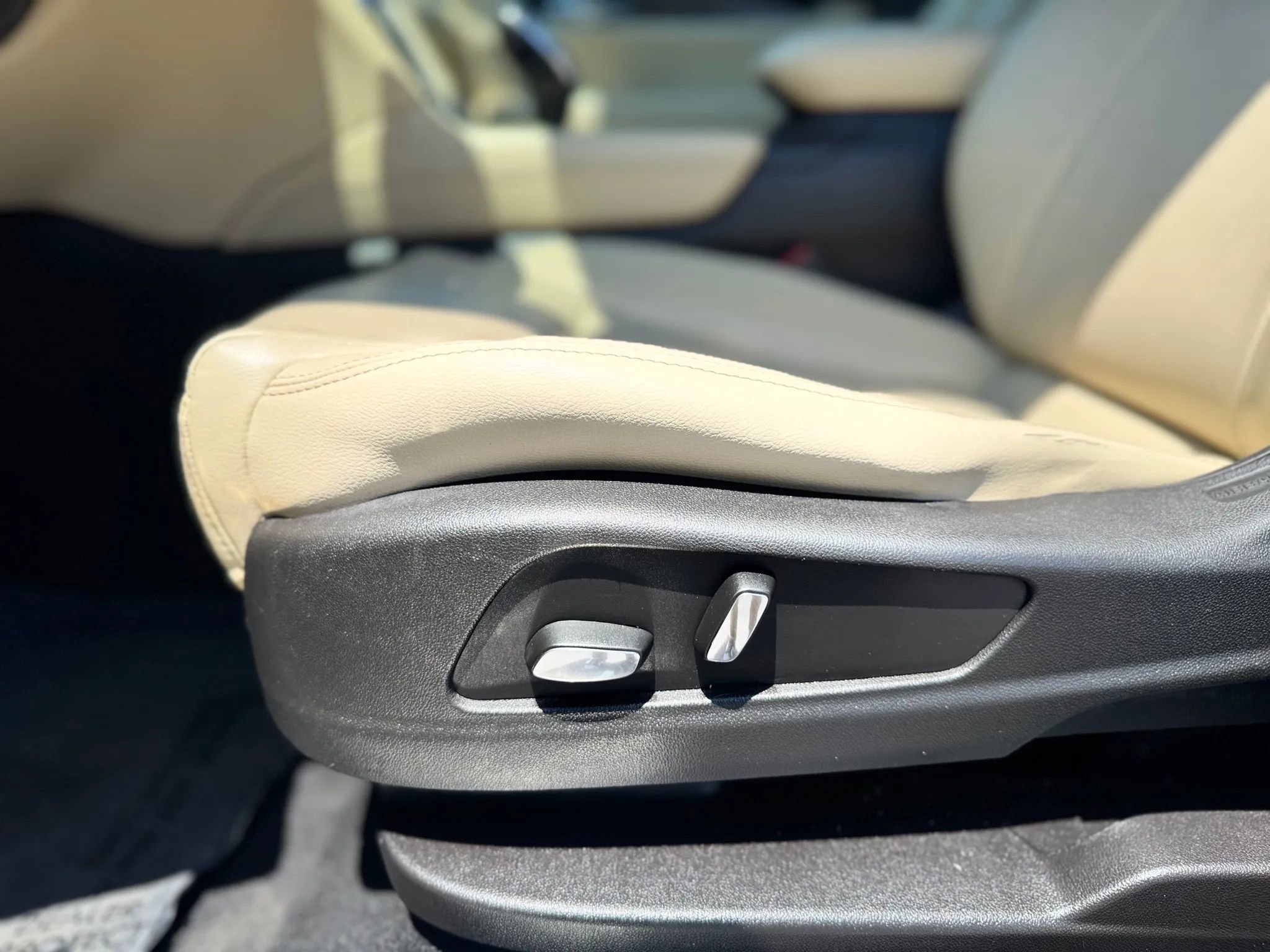 Used 2017 Cadillac XT5 Sport Utility 4D FWD image 23