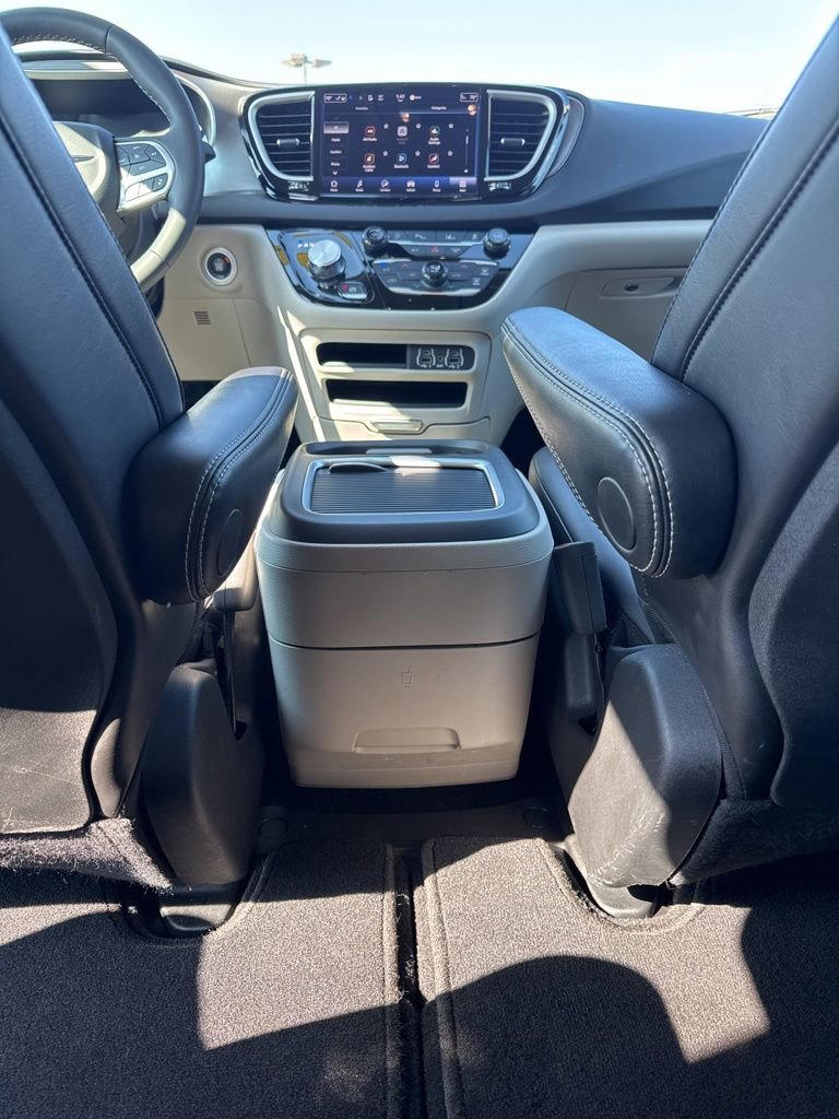 Used 2024 Chrysler Pacifica Touring-L image 40