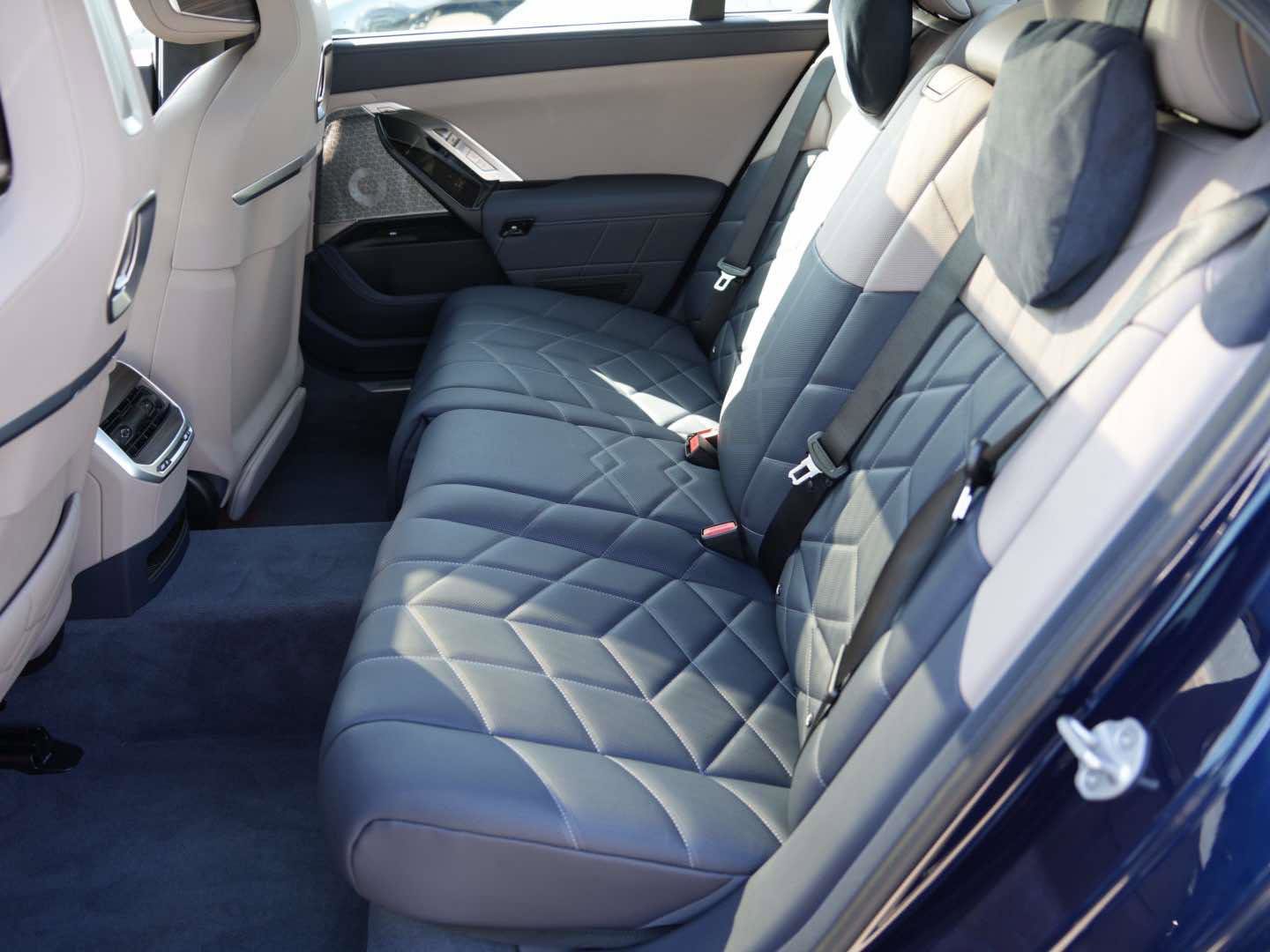 Used 2025 BMW i7 M70 image 11