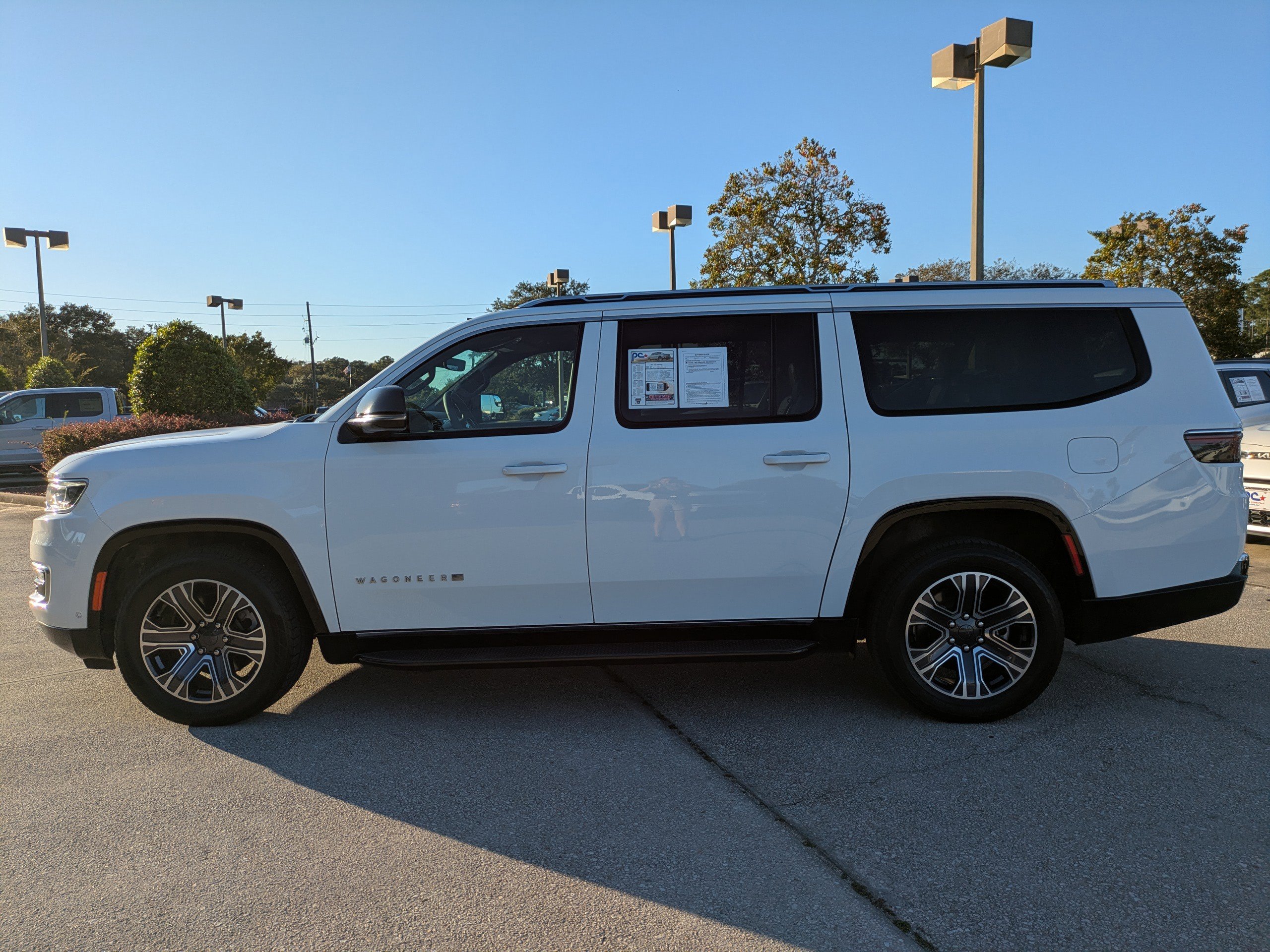Used 2024 Jeep Wagoneer L Series II image 7