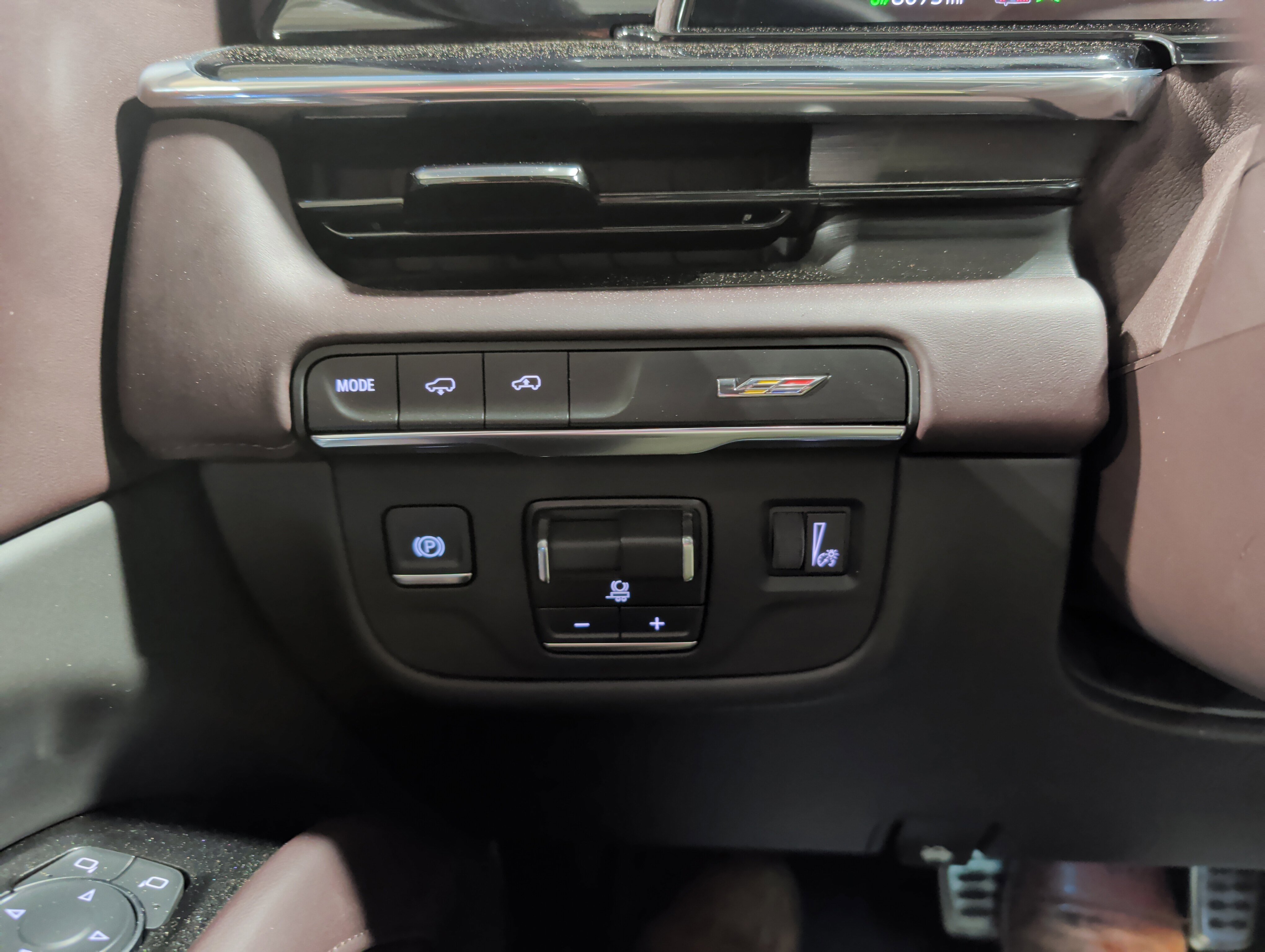 Used 2024 Cadillac Escalade V w/ LPO, ONYX Package image 12