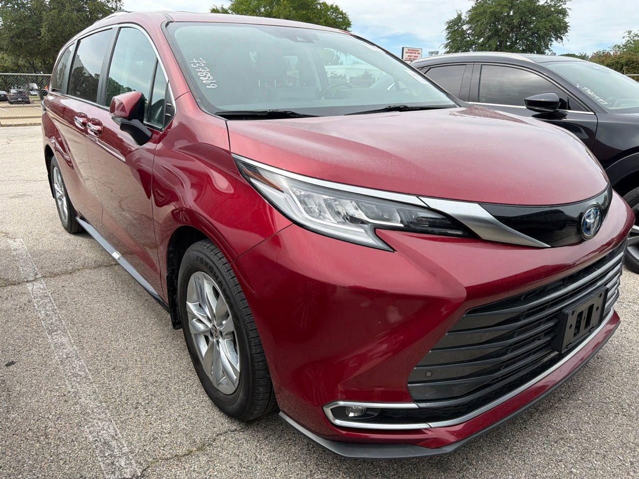 Used 2024 Toyota Sienna Limited FWD image 2