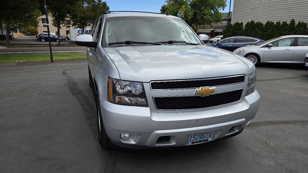 Used 2012 Chevrolet Suburban LT w/ Luxury Package AWD/4WD image 4