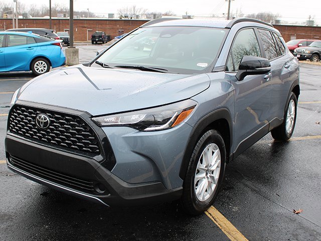 Used 2025 Toyota Corolla Cross LE image 2
