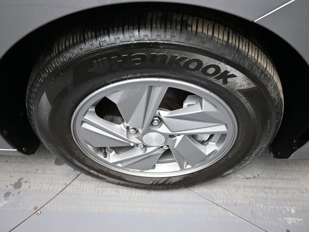 Certified 2025 Hyundai Elantra SE image 13