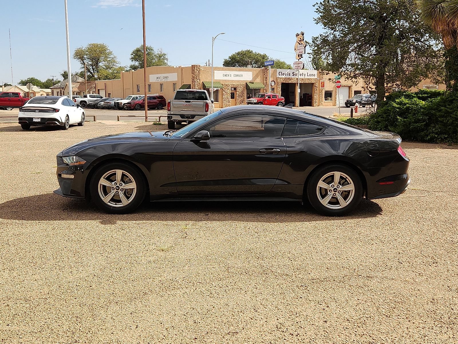 Used 2022 Ford Mustang Coupe RWD image 2