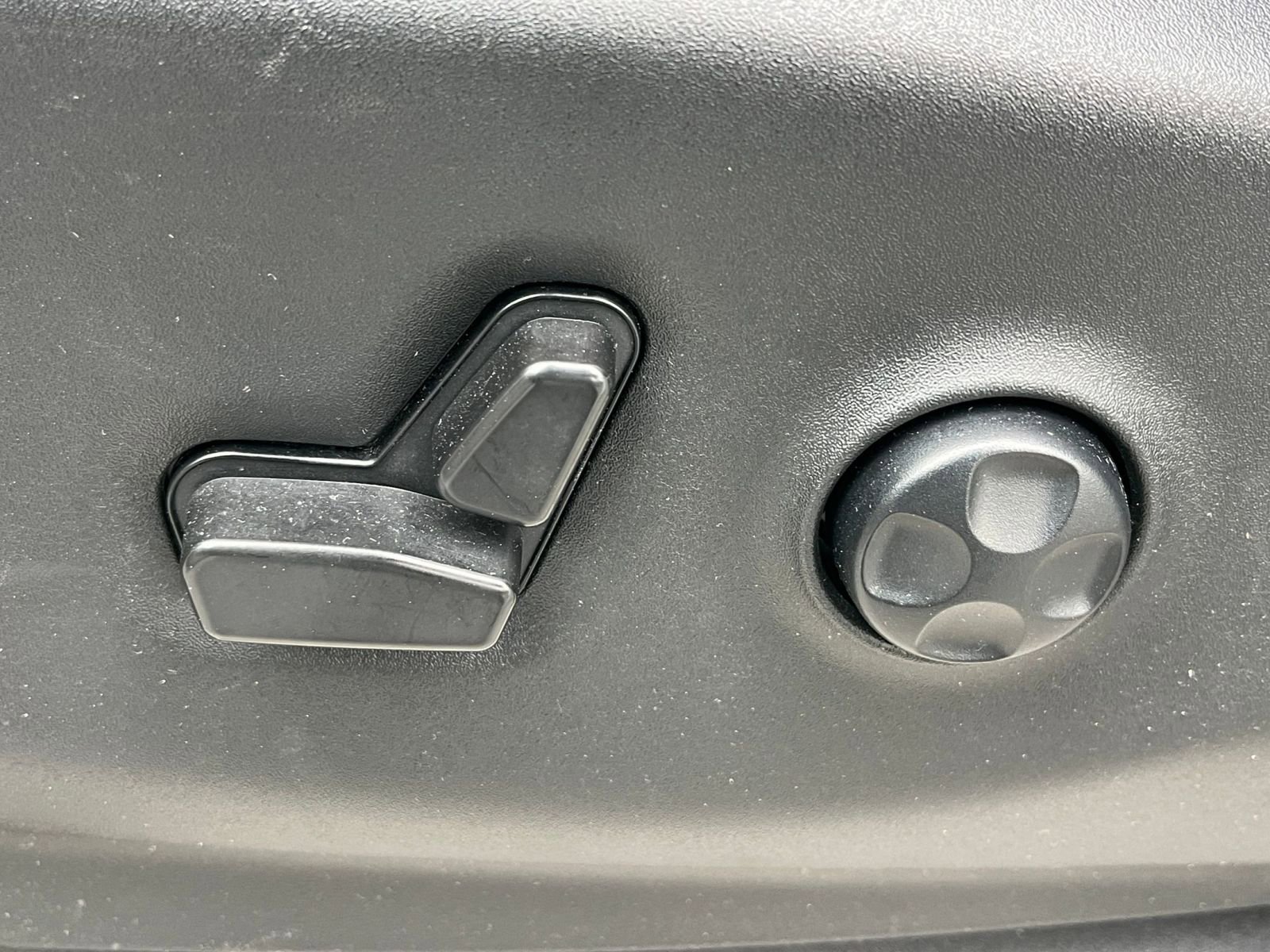 Used 2023 Chrysler Voyager LX image 22