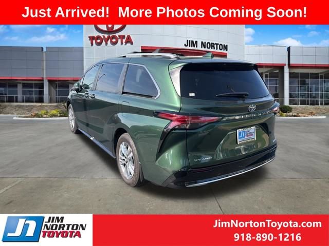 Used 2025 Toyota Sienna Limited image 5