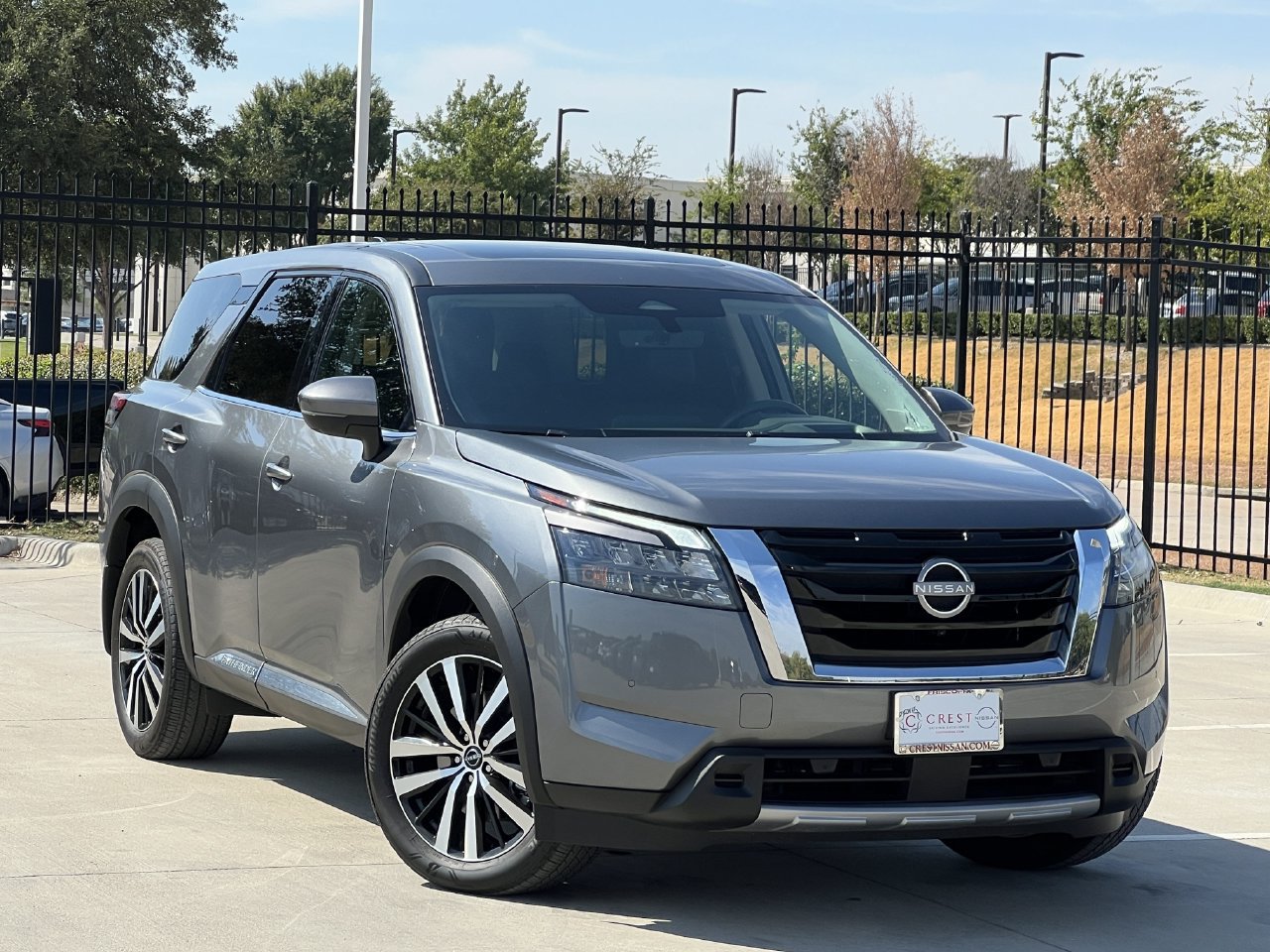 Used 2025 Nissan Pathfinder Platinum FWD image 1
