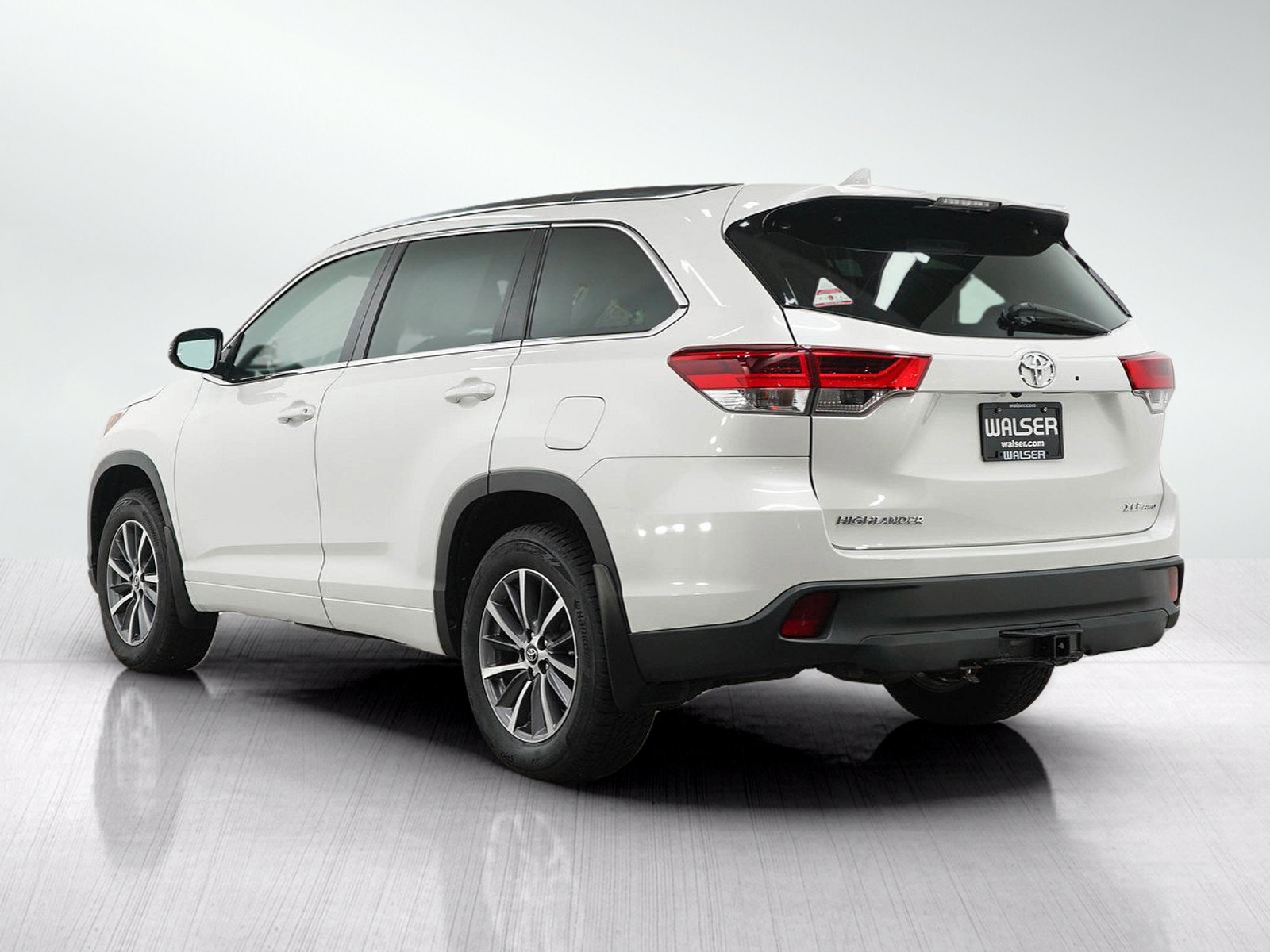 Used 2018 Toyota Highlander XLE AWD/4WD image 3