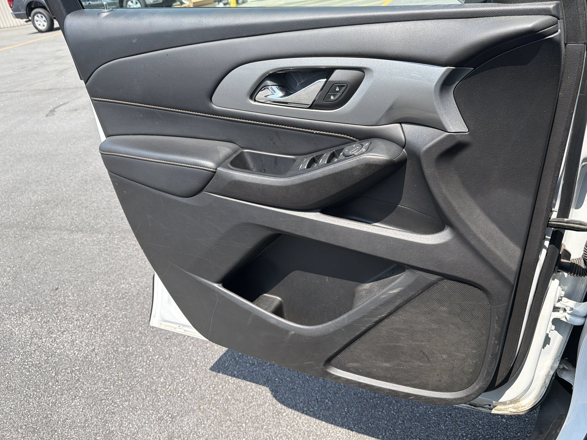 Used 2021 Chevrolet Traverse LS FWD image 17