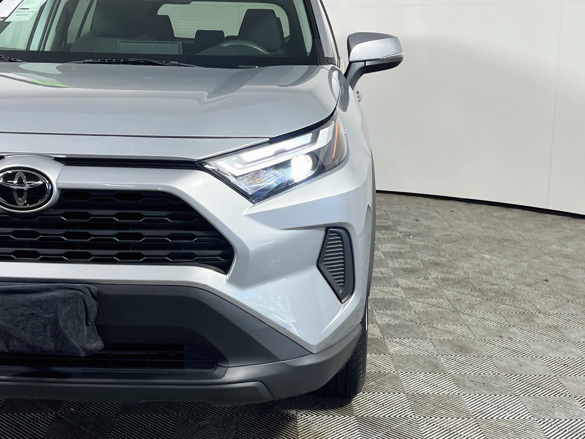 Used 2025 Toyota RAV4 XLE FWD image 12