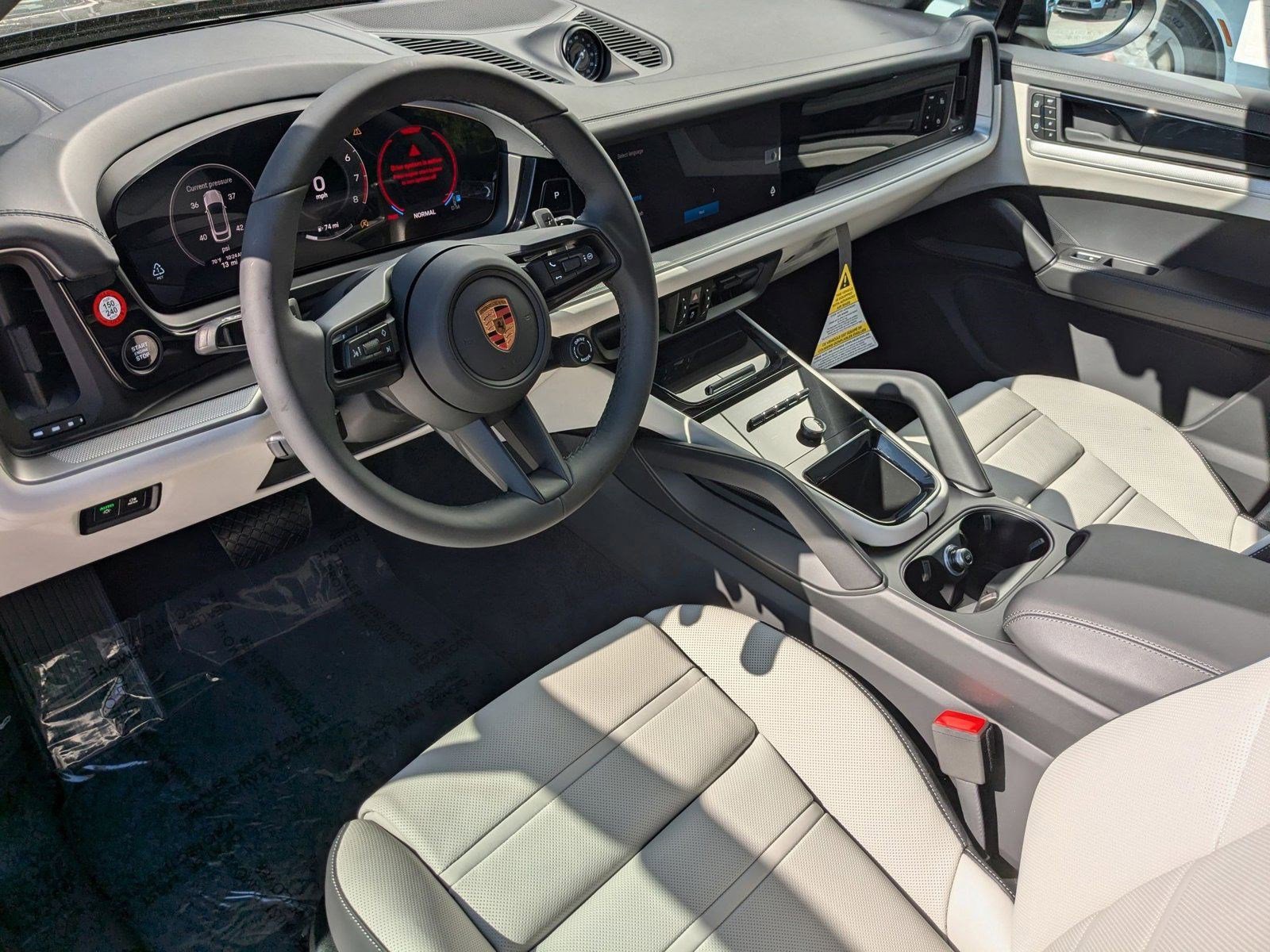 Certified 2025 Porsche Cayenne Coupe image 4