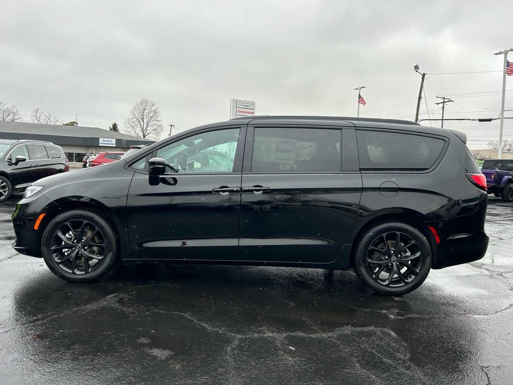 New 2026 Chrysler Pacifica Select w/ S Appearance Package FWD image 7
