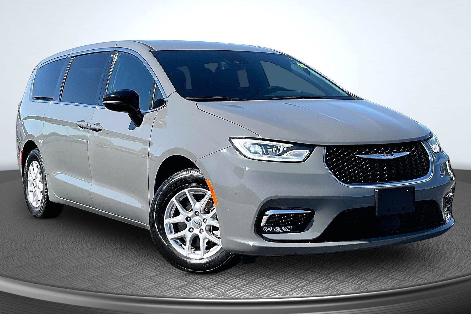 Used 2025 Chrysler Pacifica Select FWD image 12