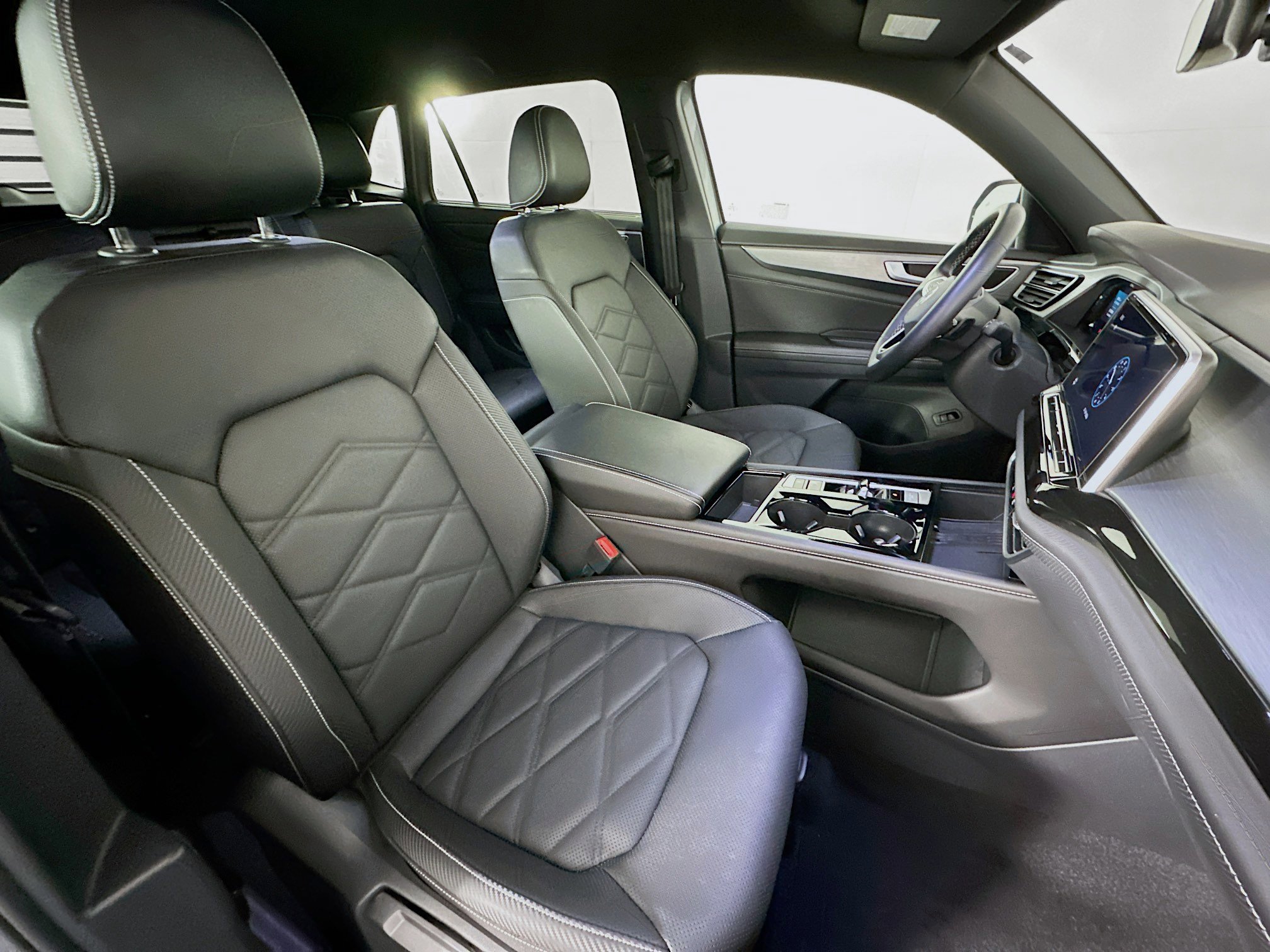 Used 2025 Volkswagen Atlas Cross Sport SE image 32