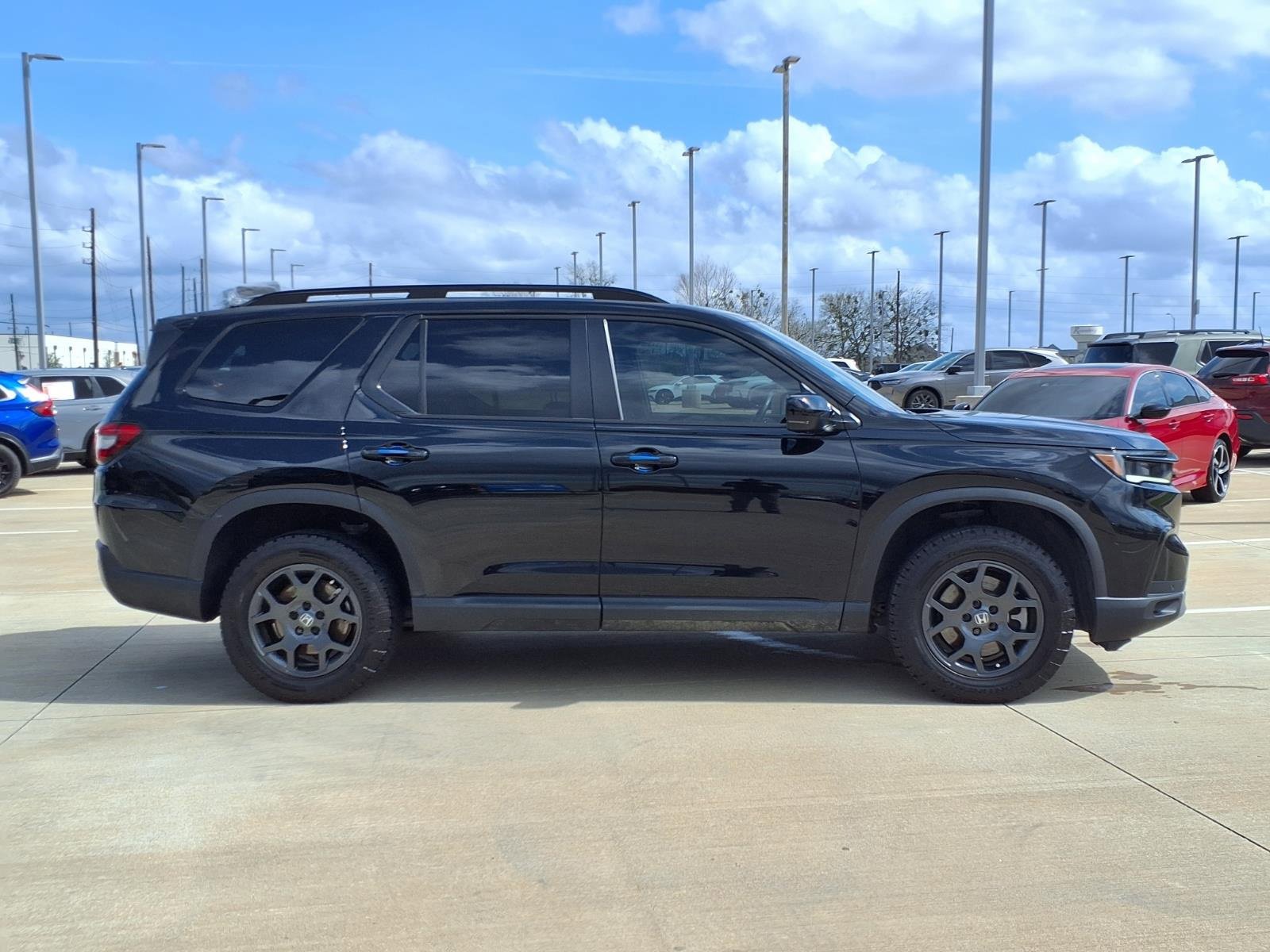 Used 2025 Honda Pilot TrailSport image 8