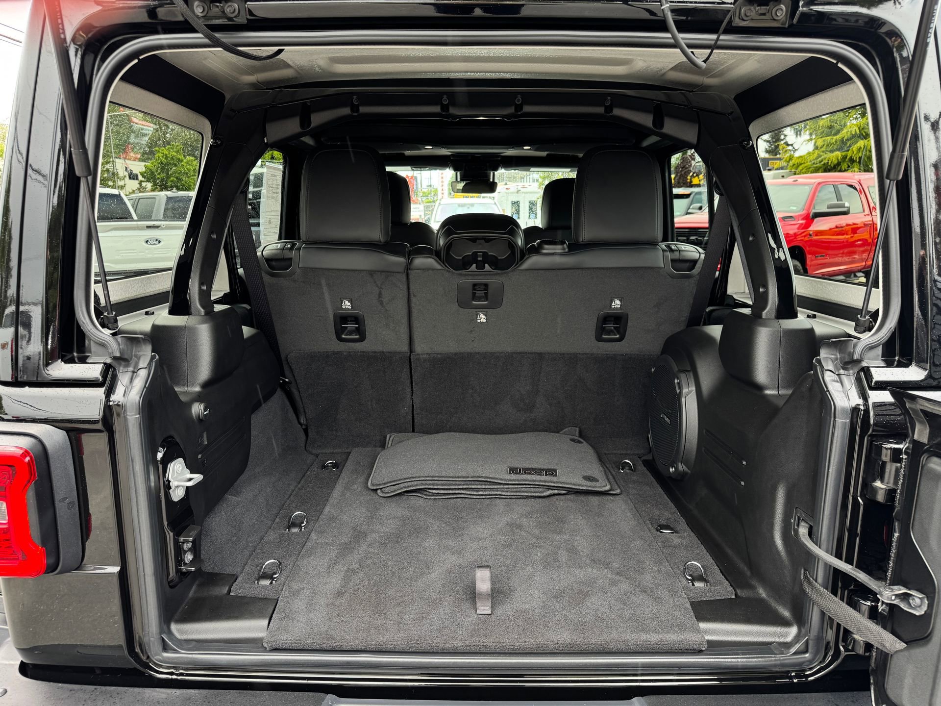 Used 2024 Jeep Wrangler Unlimited Rubicon AWD/4WD image 29