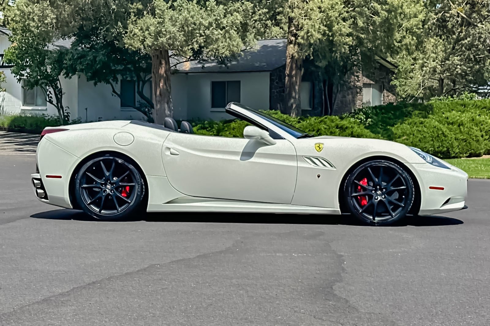 Used 2012 Ferrari California RWD image 3