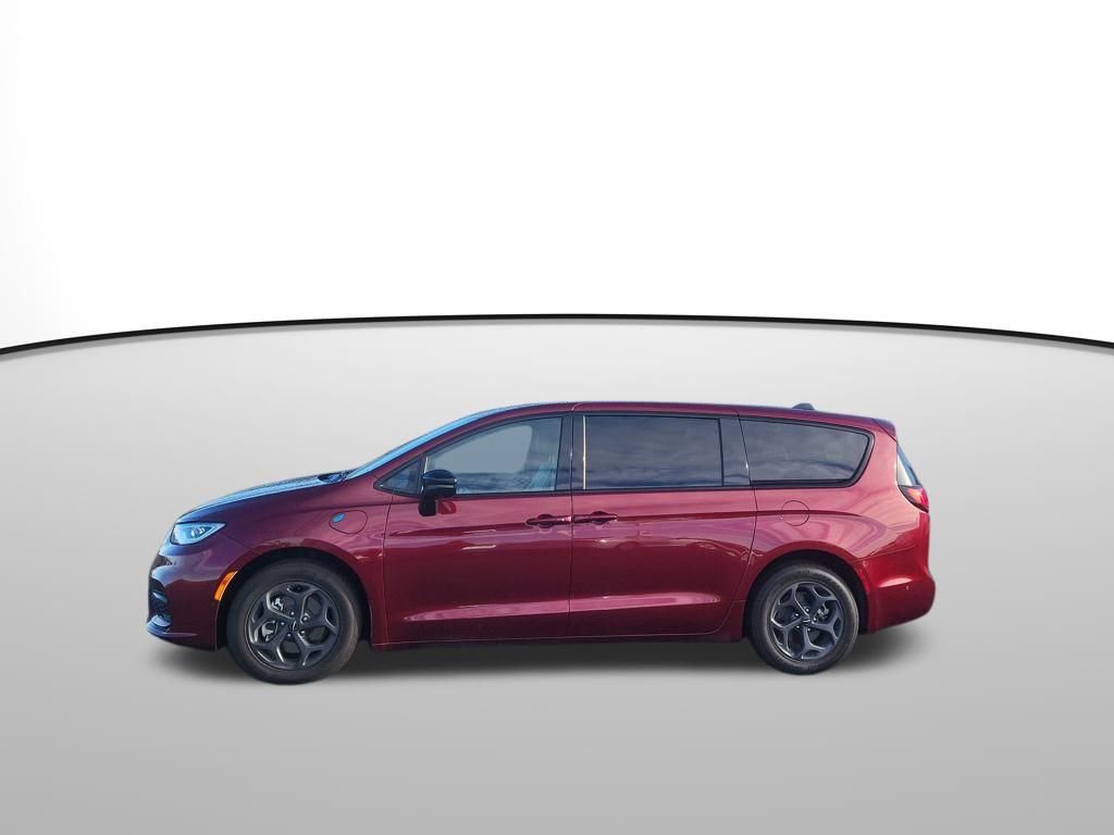 Used 2023 Chrysler Pacifica Limited w/ Uconnect Theater Family Group image 2