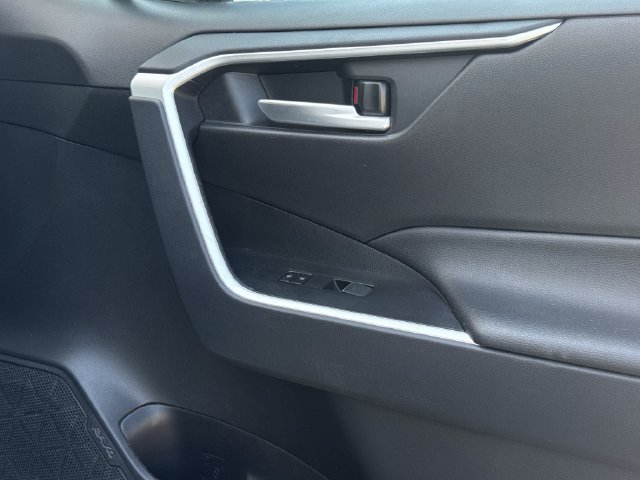 Used 2025 Toyota RAV4 XLE FWD image 28