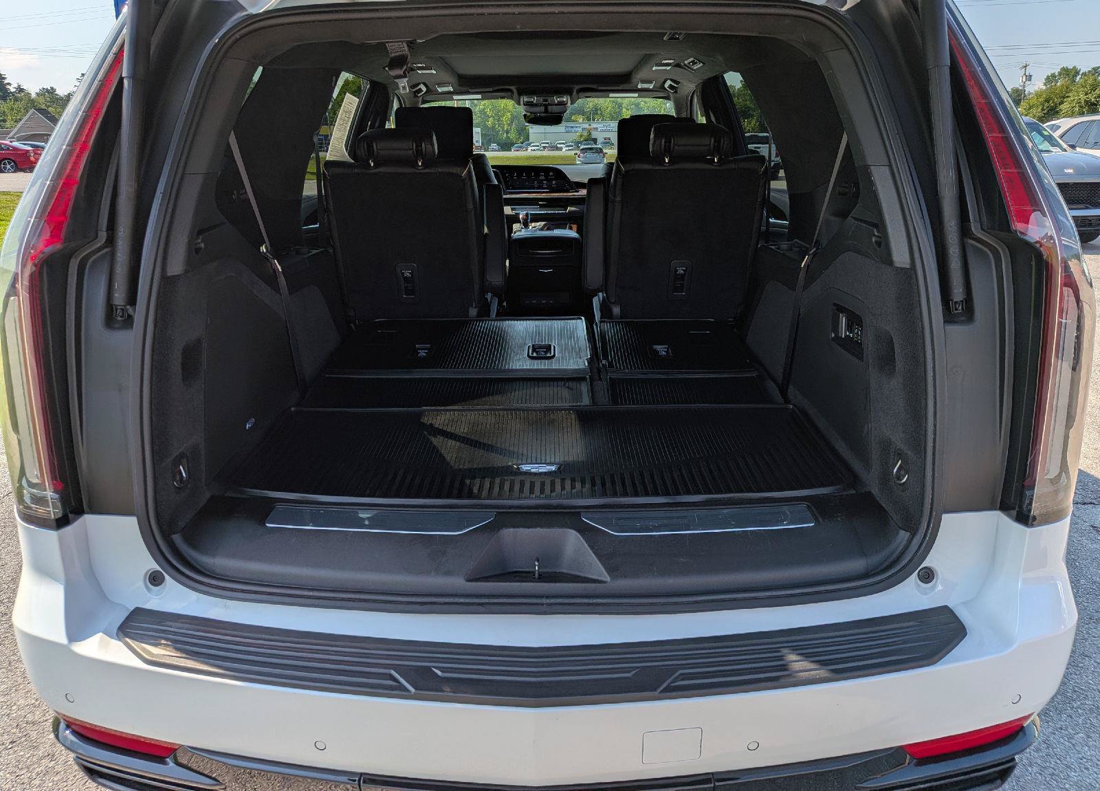 Used 2021 Cadillac Escalade Sport Platinum w/ LPO, ONYX Package AWD/4WD image 10