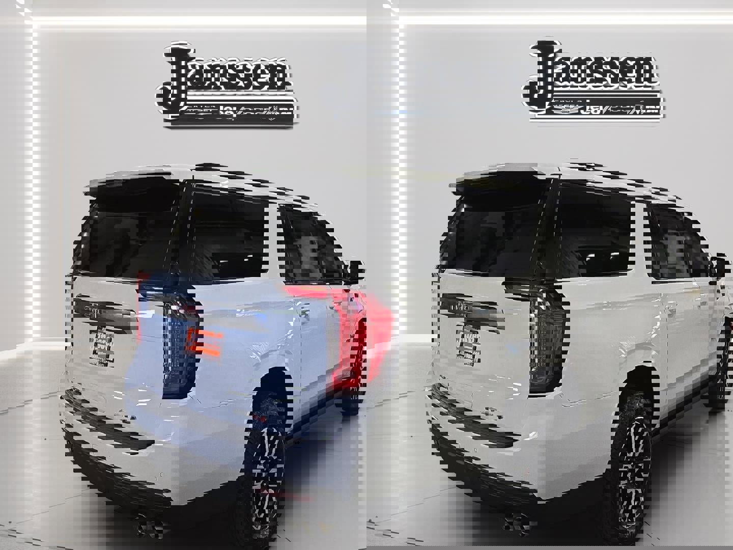 Used 2024 GMC Yukon XL AT4 w/ AT4 Premium Package image 4