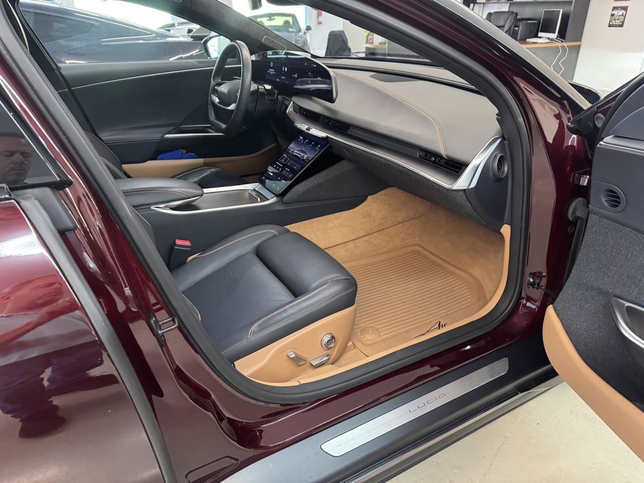 Used 2025 Lucid Air Touring AWD/4WD image 3